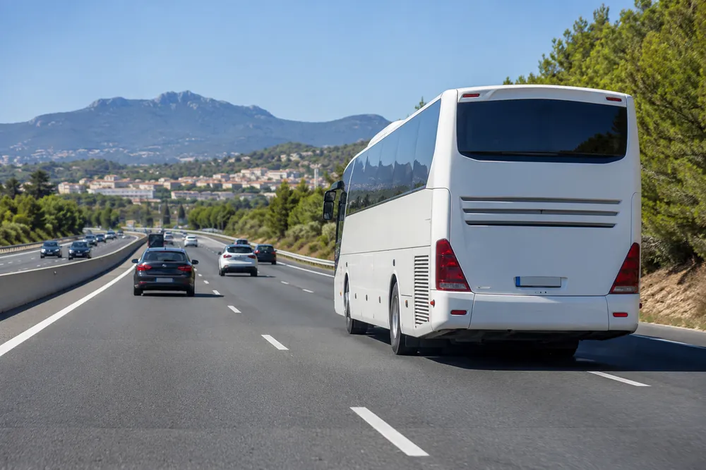 Autocar circulando por el carril derecho de una autovía.