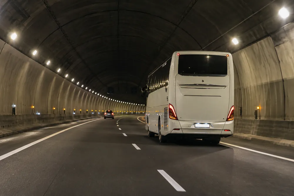 Autocar dentro de un túnel de carretera.