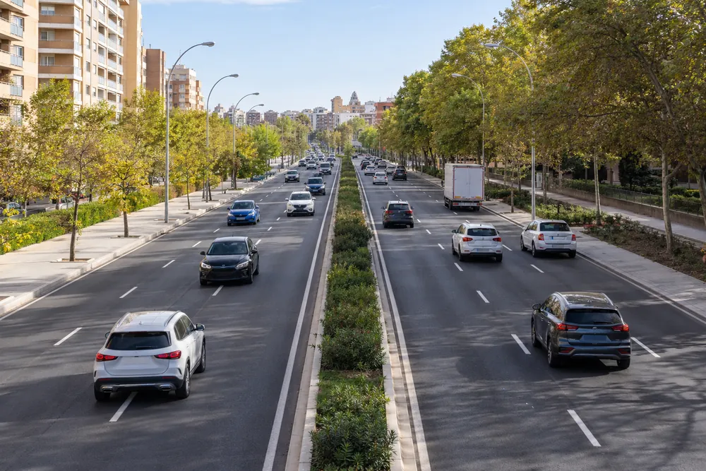 Avenida urbana con tres carriles por sentido.