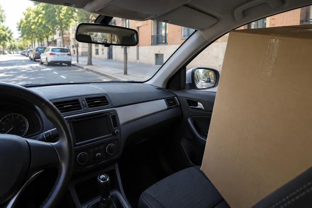 Caja grande en el asiento del acompañante que dificulta la visión lateral.