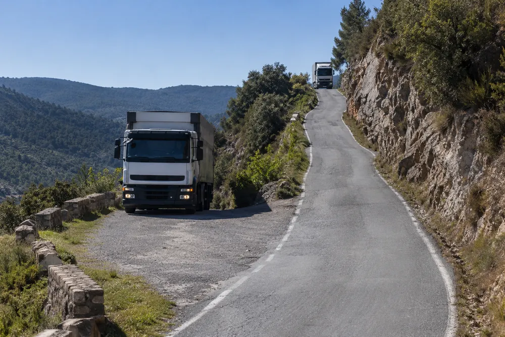Dos camiones ante un paso estrecho en pendiente.
