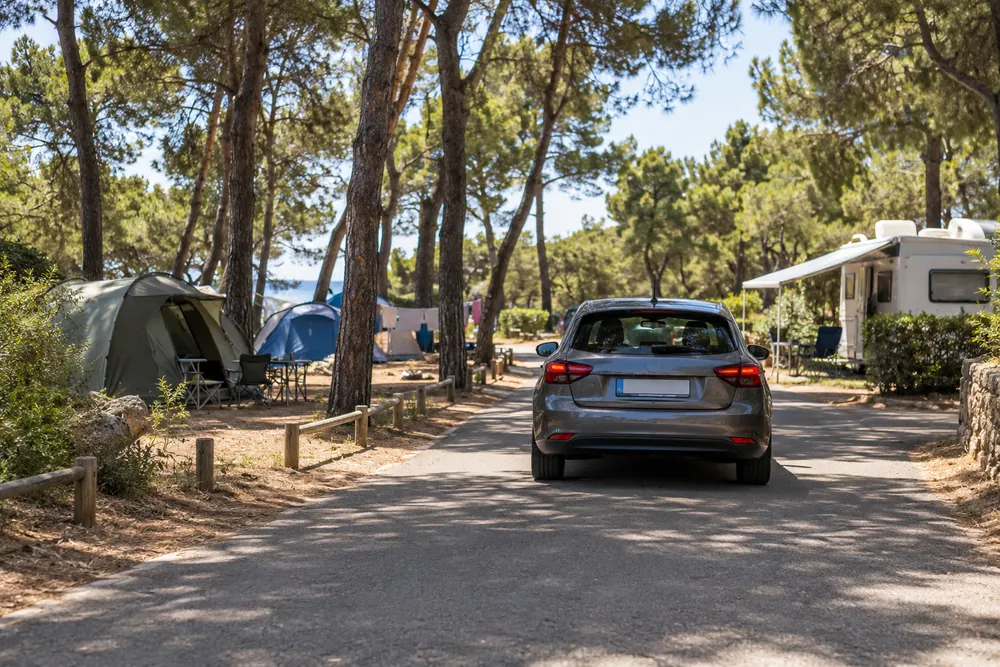 Zona de acampada junto a una carretera.