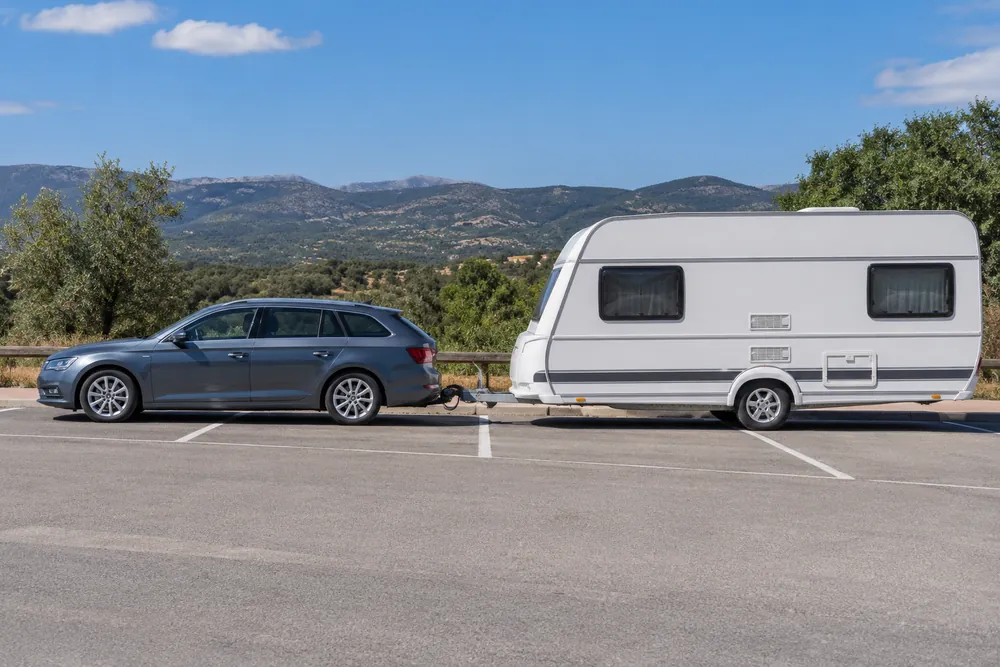 Caravana enganchada a un turismo.