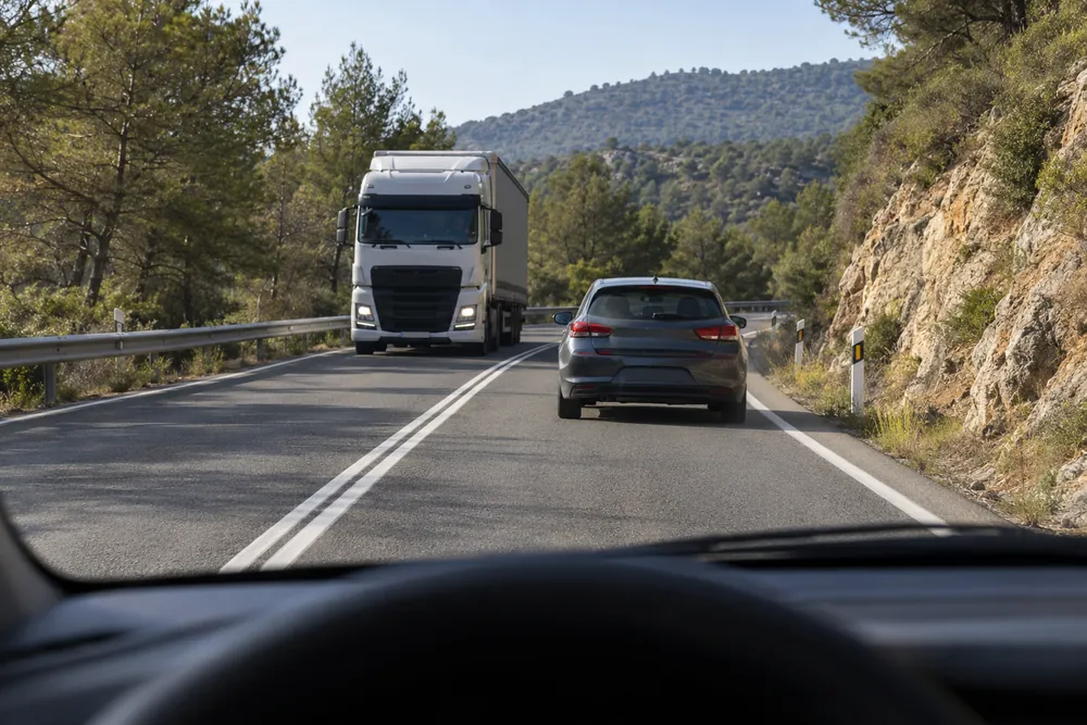 Carretera de doble sentido con doble línea continua central.
