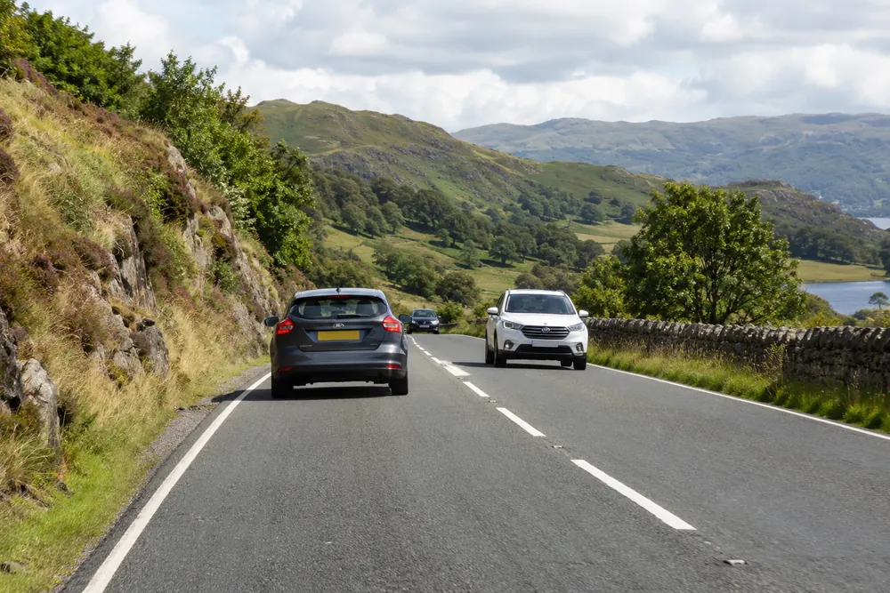 Tráfico circulando por la izquierda en una carretera británica.