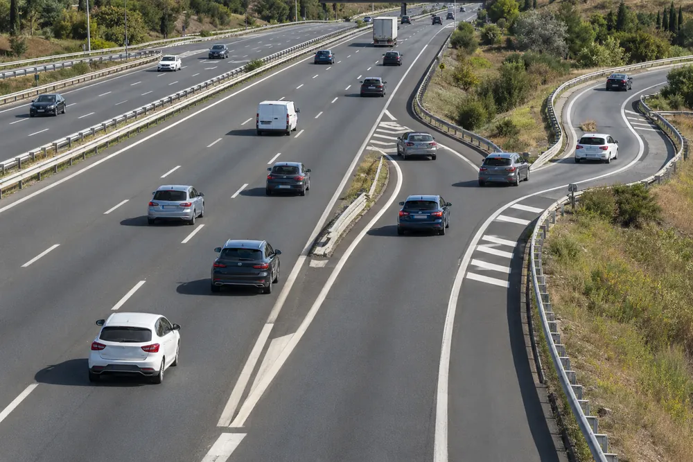 Carril compartido por vehículos que entran y salen de una autovía.