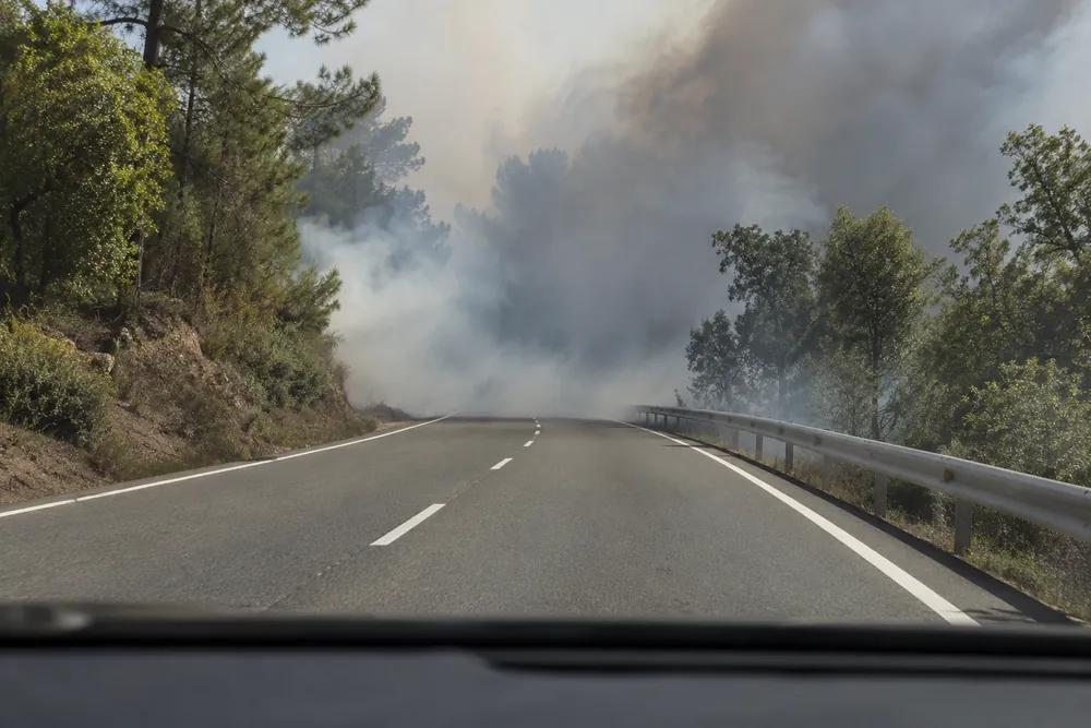 Humo que reduce la visibilidad en una carretera.
