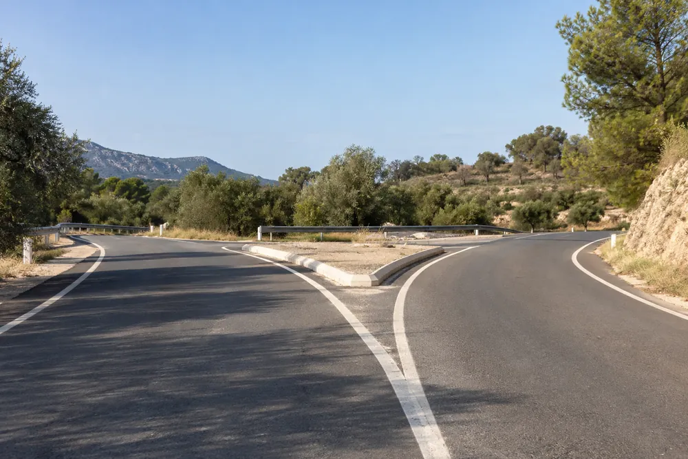 Isleta física que separa ramales de una intersección.