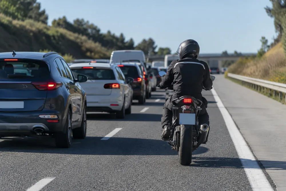 Motorista junto a una retención de autovía.