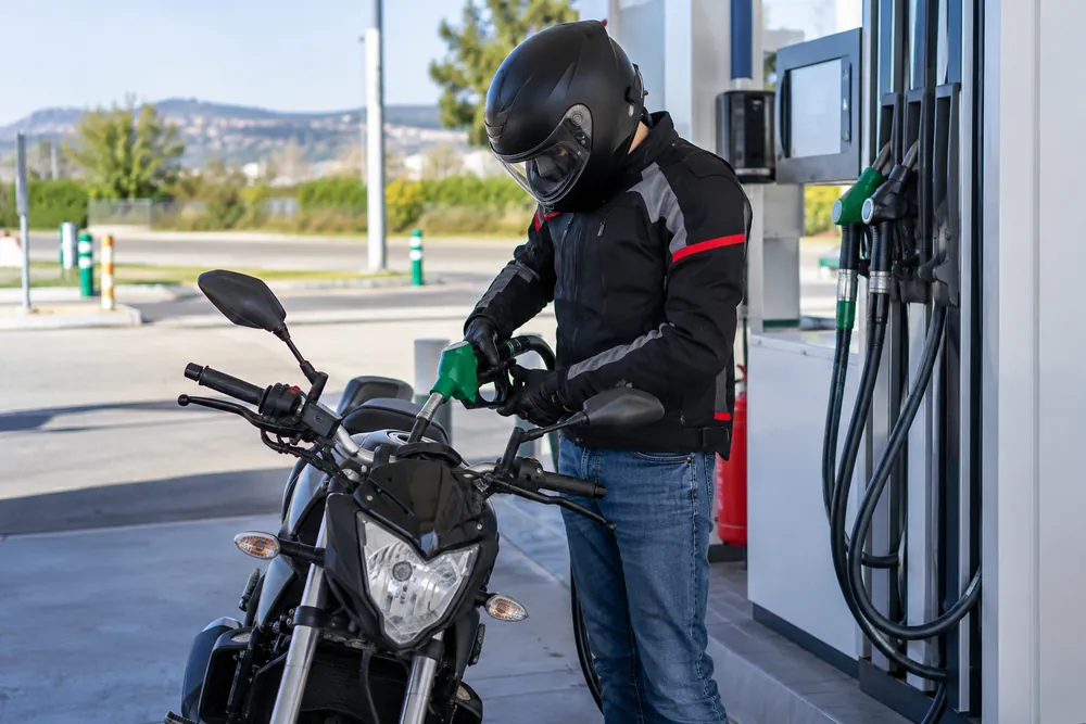 Motorista detenido junto a un surtidor de combustible.