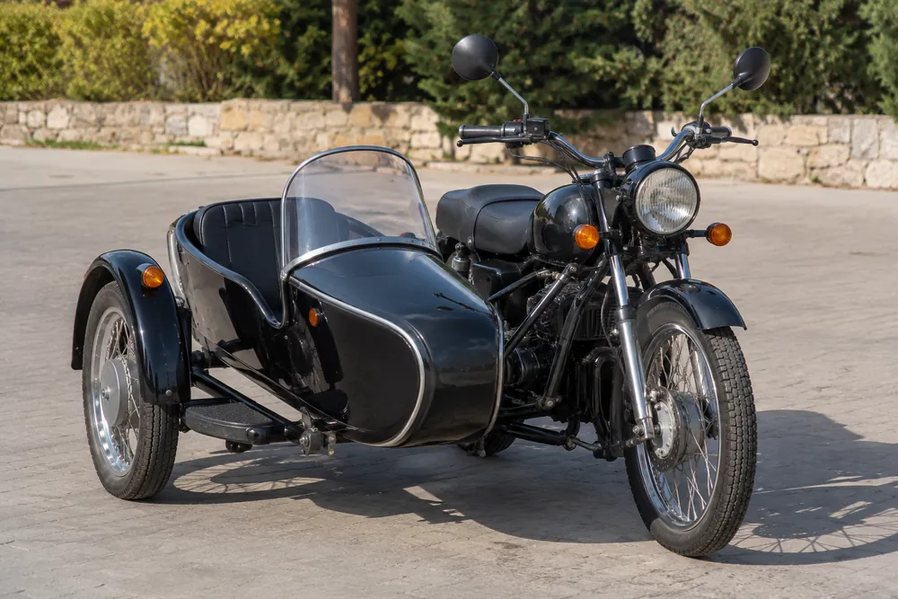 Motocicleta con sidecar estacionada.
