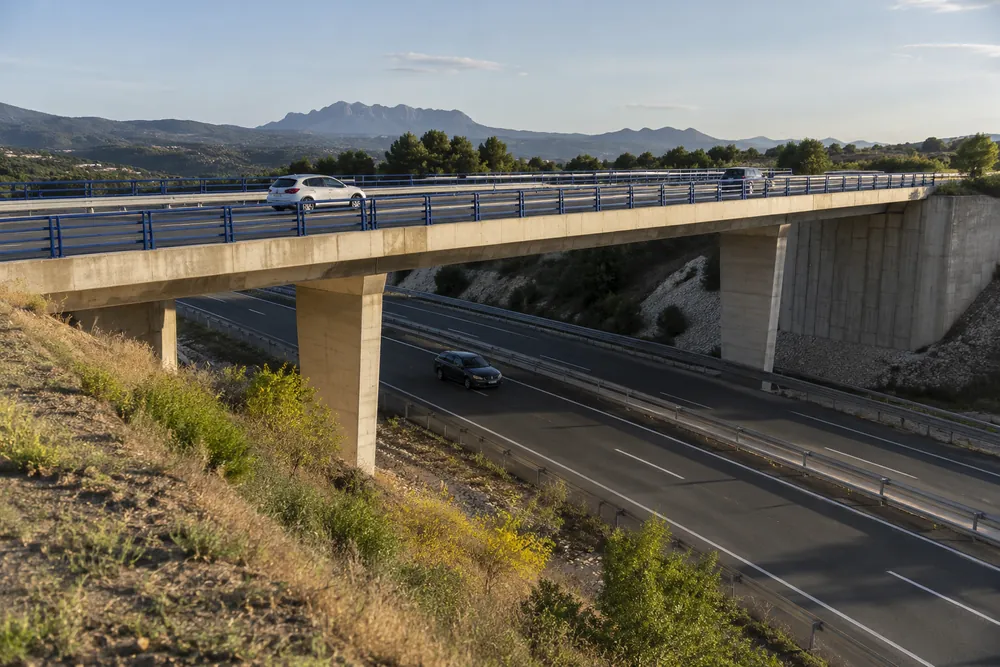 Carretera pasando por debajo de un puente.