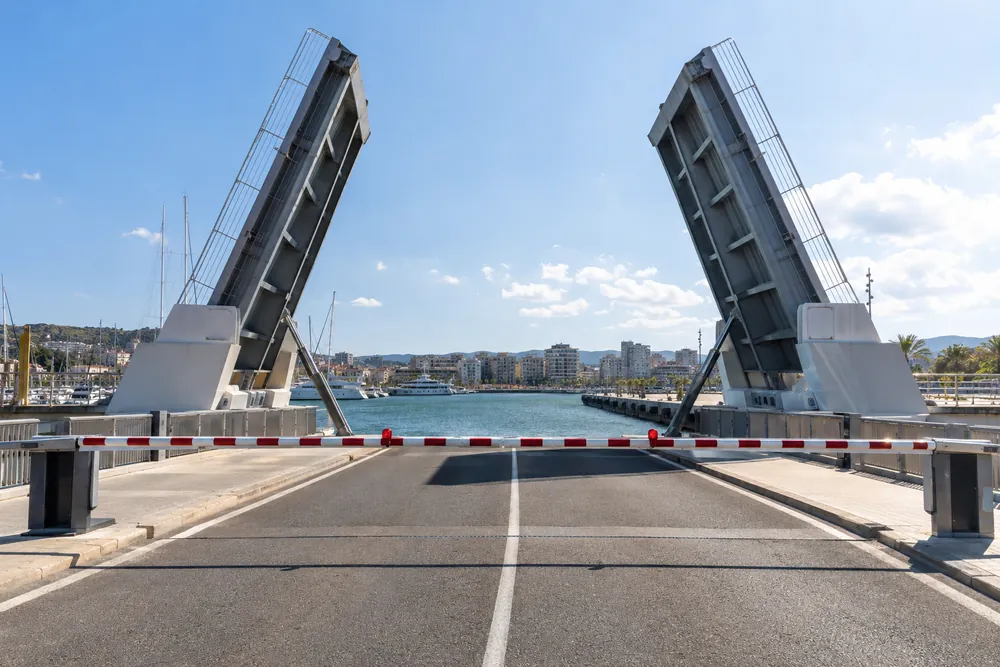 Puente levadizo abierto sobre un canal.