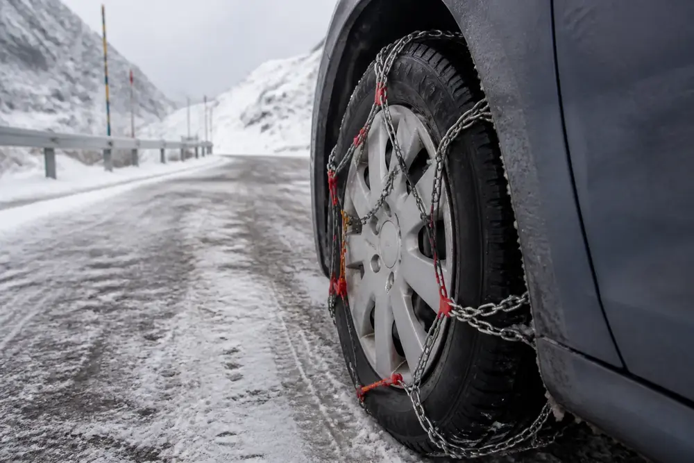 Cadenas montadas en la rueda de un turismo sobre nieve