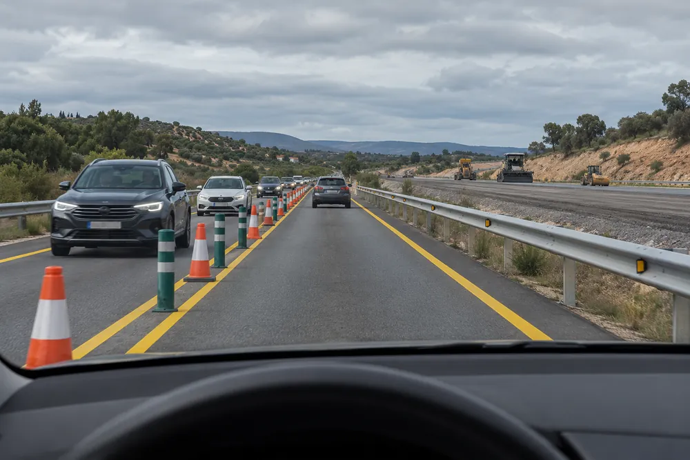 Tramo de obras en autovía en el que se circula por la calzada contraria separada con conos.