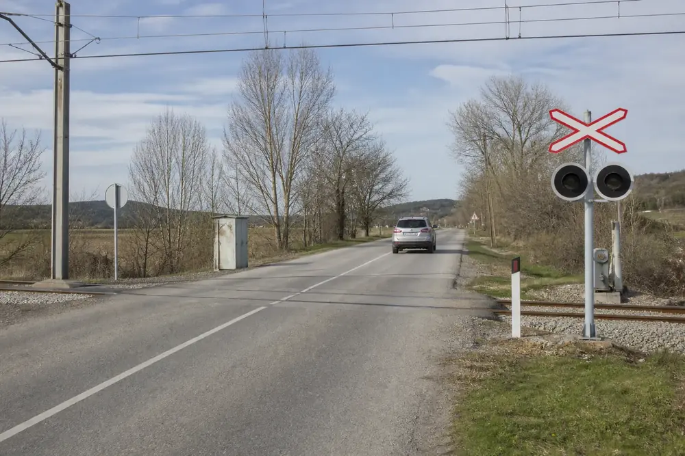 Paso a nivel de ferrocarril en una carretera secundaria