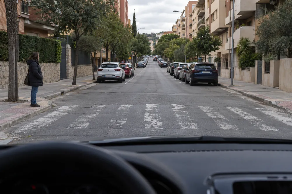 Paso de cebra con las franjas blancas muy desgastadas, casi borradas.