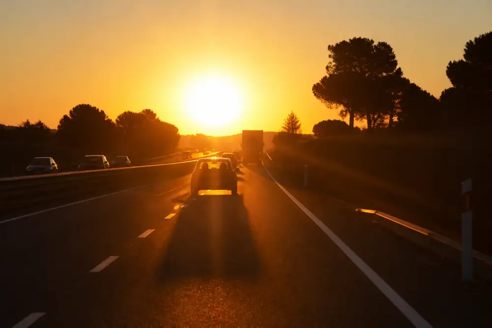 Conducción con el sol bajo de frente