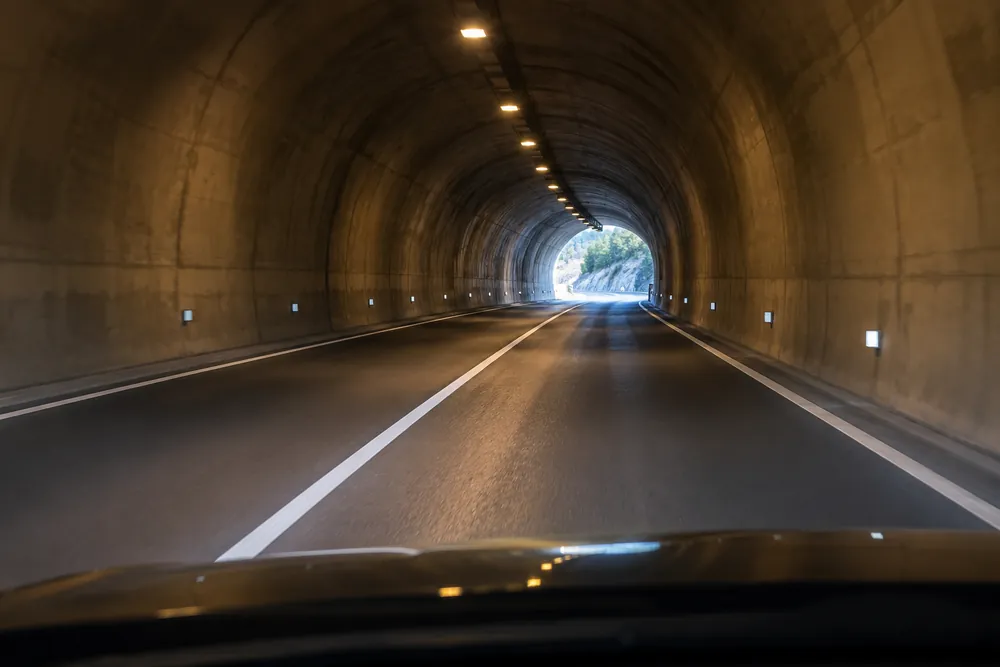 Túnel de doble sentido con el carril contrario vacío.