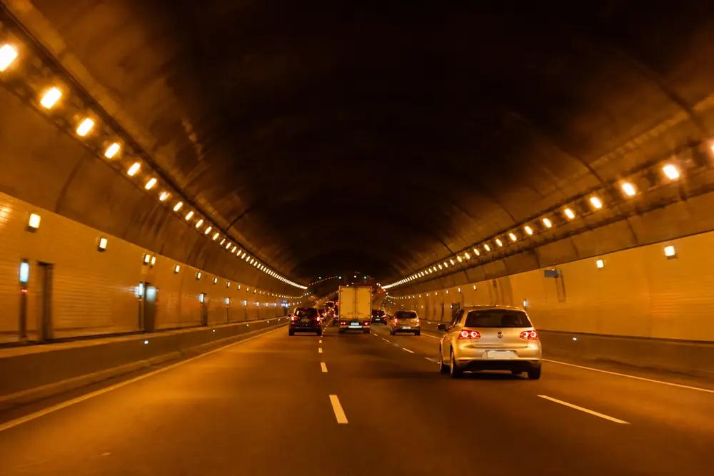 Interior de un túnel de carretera iluminado