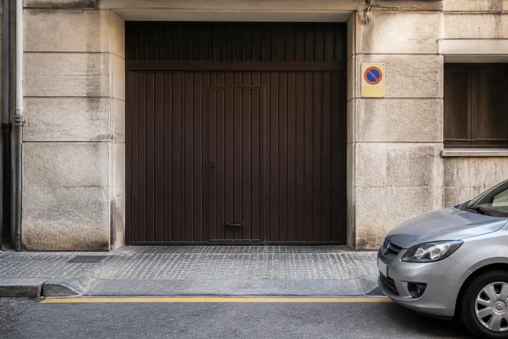 Entrada de garaje con vado señalizado en una calle