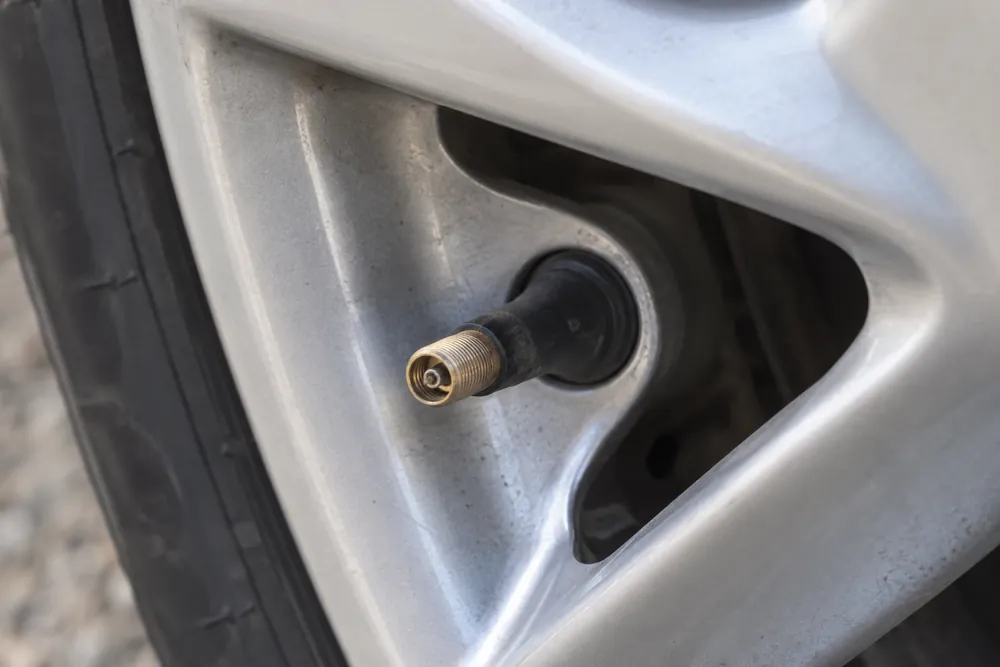 Válvula de un neumático sin su tapón.