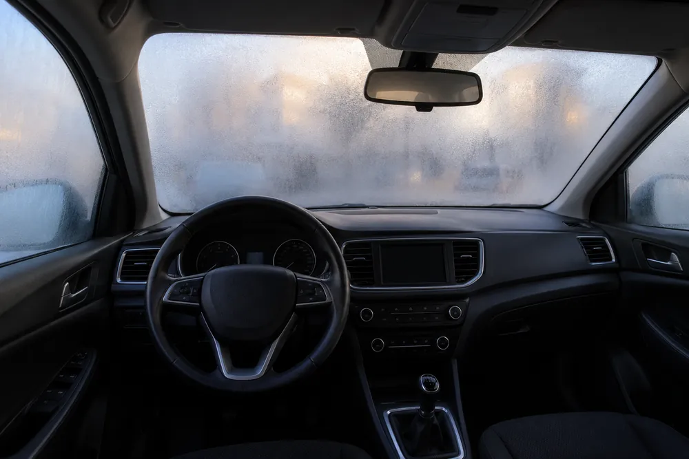 Ventanillas del coche cubiertas de vaho por dentro.